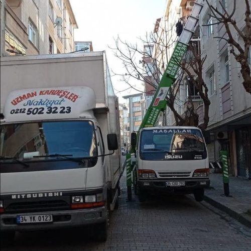 Asansörlü nakliye ekibi, eşyaları yüksek katlardan güvenle indiriyor.