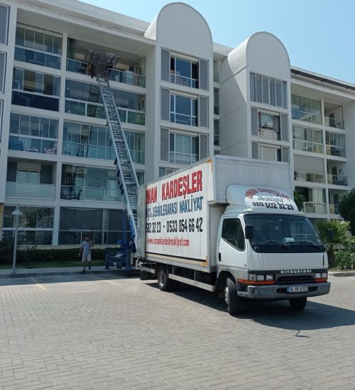 Asansörlü taşımacılık ekibi, eşyaları yüksek katlardan güvenle indiriyor.