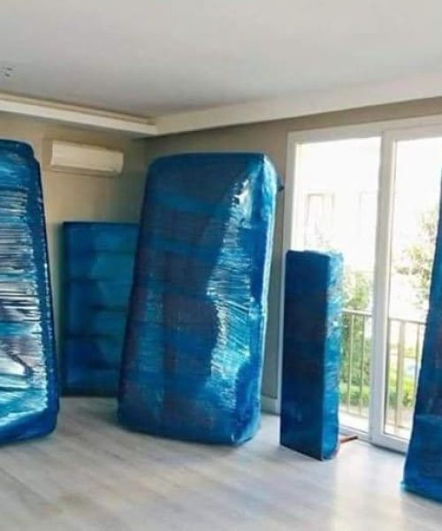 Evden eve taşınma sürecinde eşyaların paketlenmesi ve ambalajlanması.