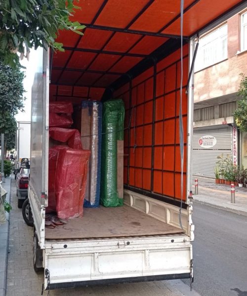 İstanbul evden eve taşımacılık firması, eşyaların paketlenmesi ve ambalajlanması işlemi.
