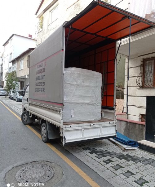 Parça eşya taşımacılığı için eşyaların ambalajlanması süreci.